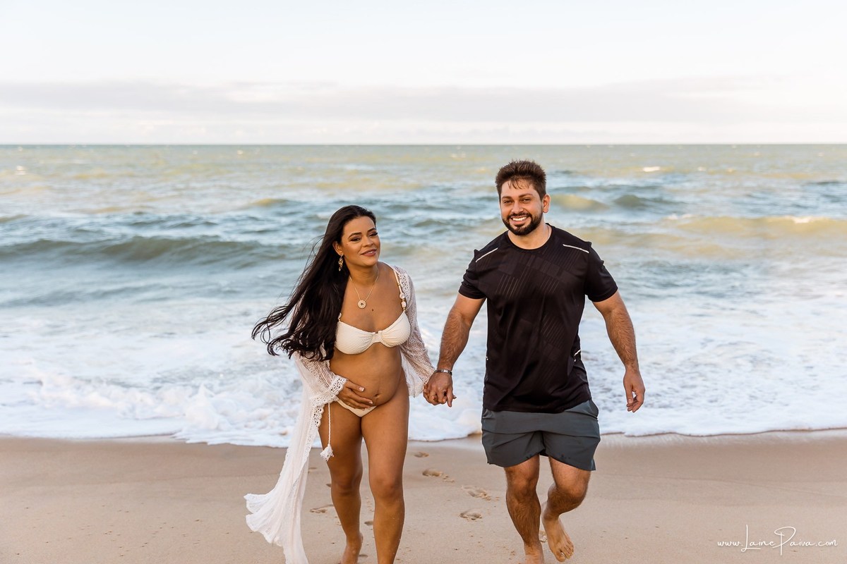 Ensaio de gestante na Praia de Pium, Parnamirim/RN. Camila e Everton vieram do Acre para registrar a espera por Diogo em uma sessão de fotografia de gravidez na praia, ensaio externo de maternidade e fotografia de família.