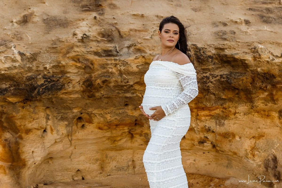 Ensaio de gestante na Praia de Pium, Parnamirim/RN. Camila e Everton vieram do Acre para registrar a espera por Diogo em uma sessão de fotografia de gravidez na praia, ensaio externo de maternidade e fotografia de família.