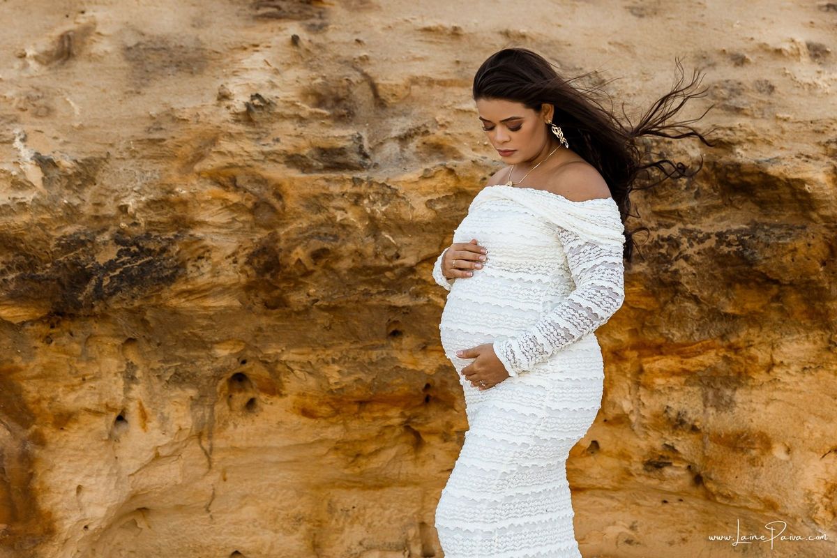 Ensaio de gestante na Praia de Pium, Parnamirim/RN. Camila e Everton vieram do Acre para registrar a espera por Diogo em uma sessão de fotografia de gravidez na praia, ensaio externo de maternidade e fotografia de família.