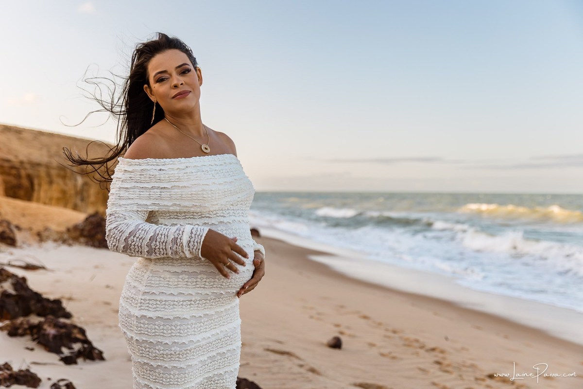 Ensaio de gestante na Praia de Pium, Parnamirim/RN. Camila e Everton vieram do Acre para registrar a espera por Diogo em uma sessão de fotografia de gravidez na praia, ensaio externo de maternidade e fotografia de família.