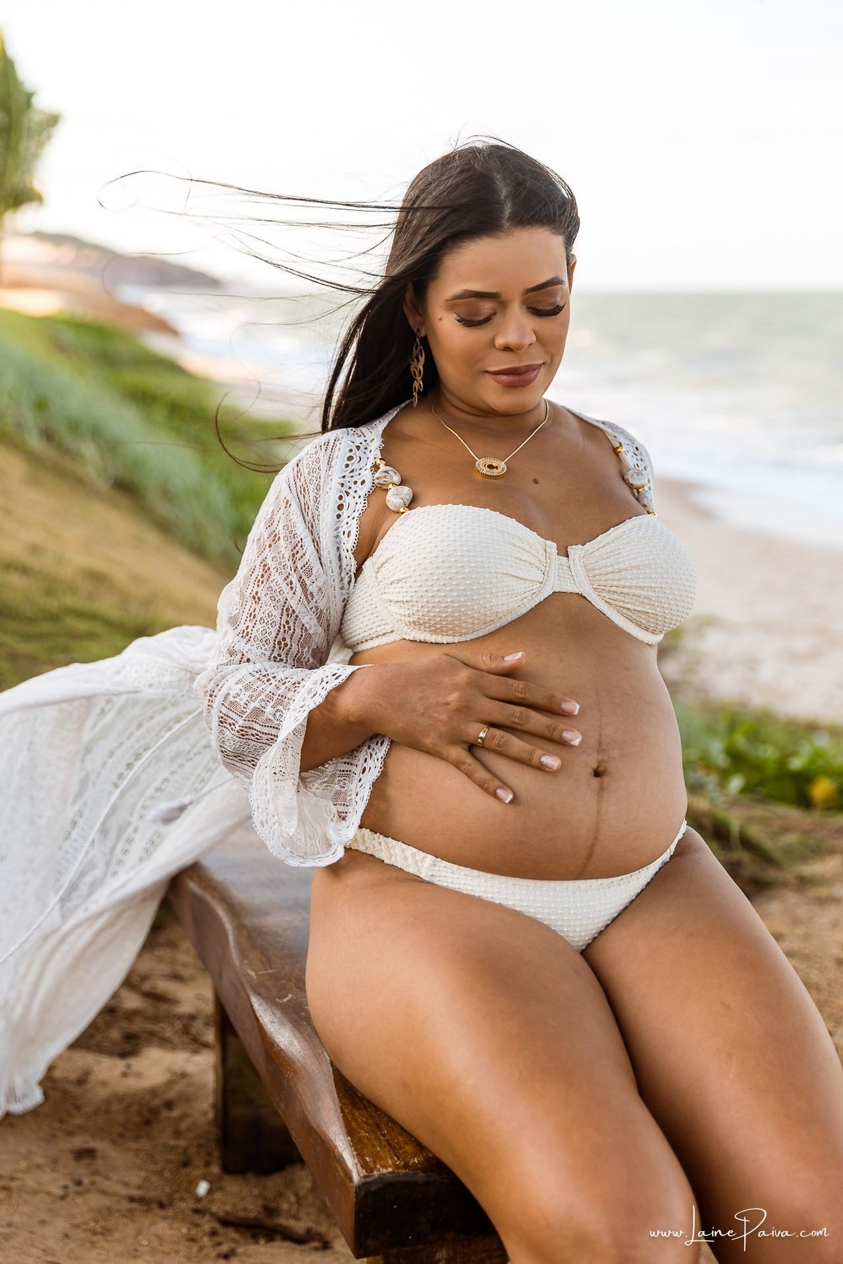 Ensaio de gestante na Praia de Pium, Parnamirim/RN. Camila e Everton vieram do Acre para registrar a espera por Diogo em uma sessão de fotografia de gravidez na praia, ensaio externo de maternidade e fotografia de família.