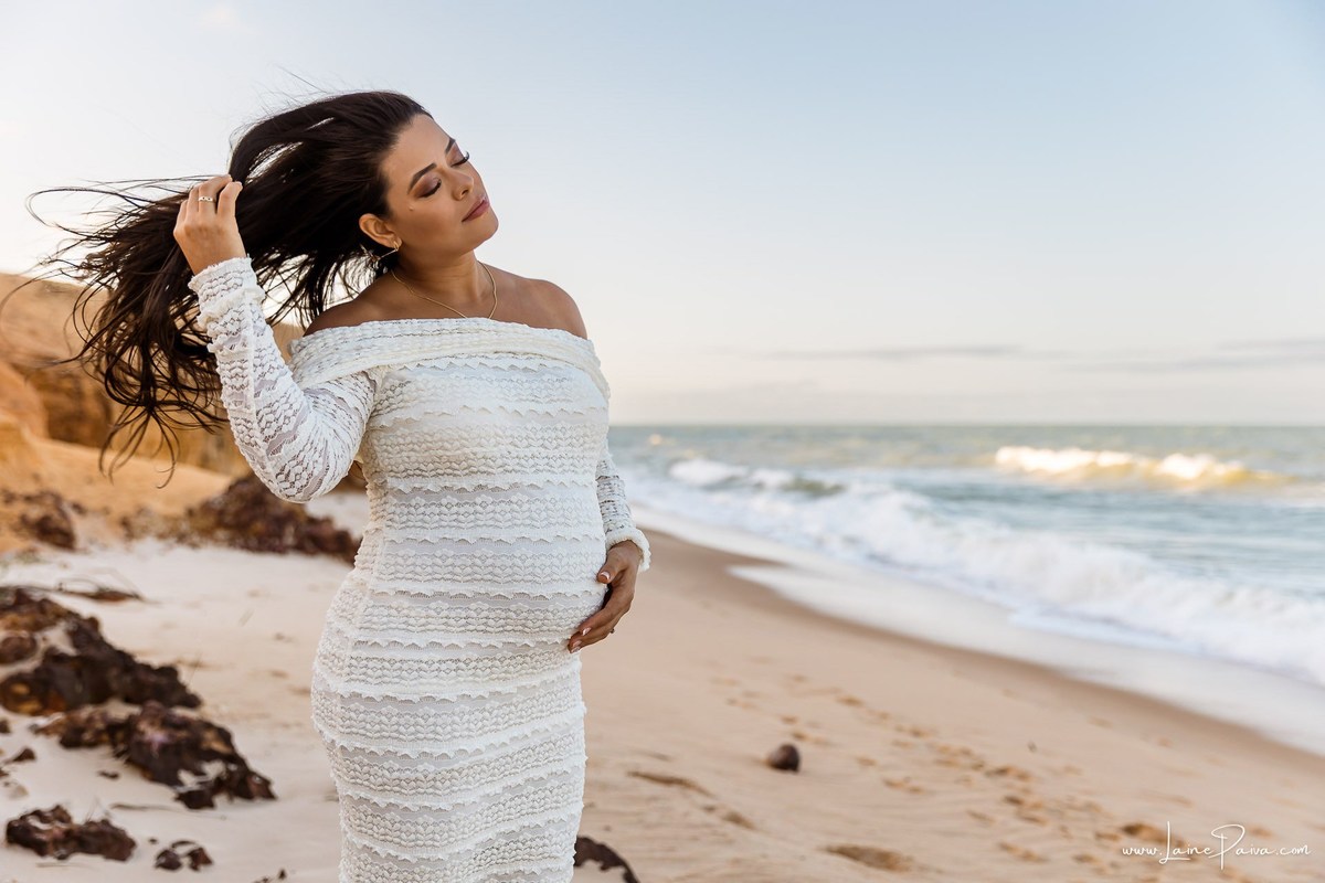 Ensaio de gestante na Praia de Pium, Parnamirim/RN. Camila e Everton vieram do Acre para registrar a espera por Diogo em uma sessão de fotografia de gravidez na praia, ensaio externo de maternidade e fotografia de família.