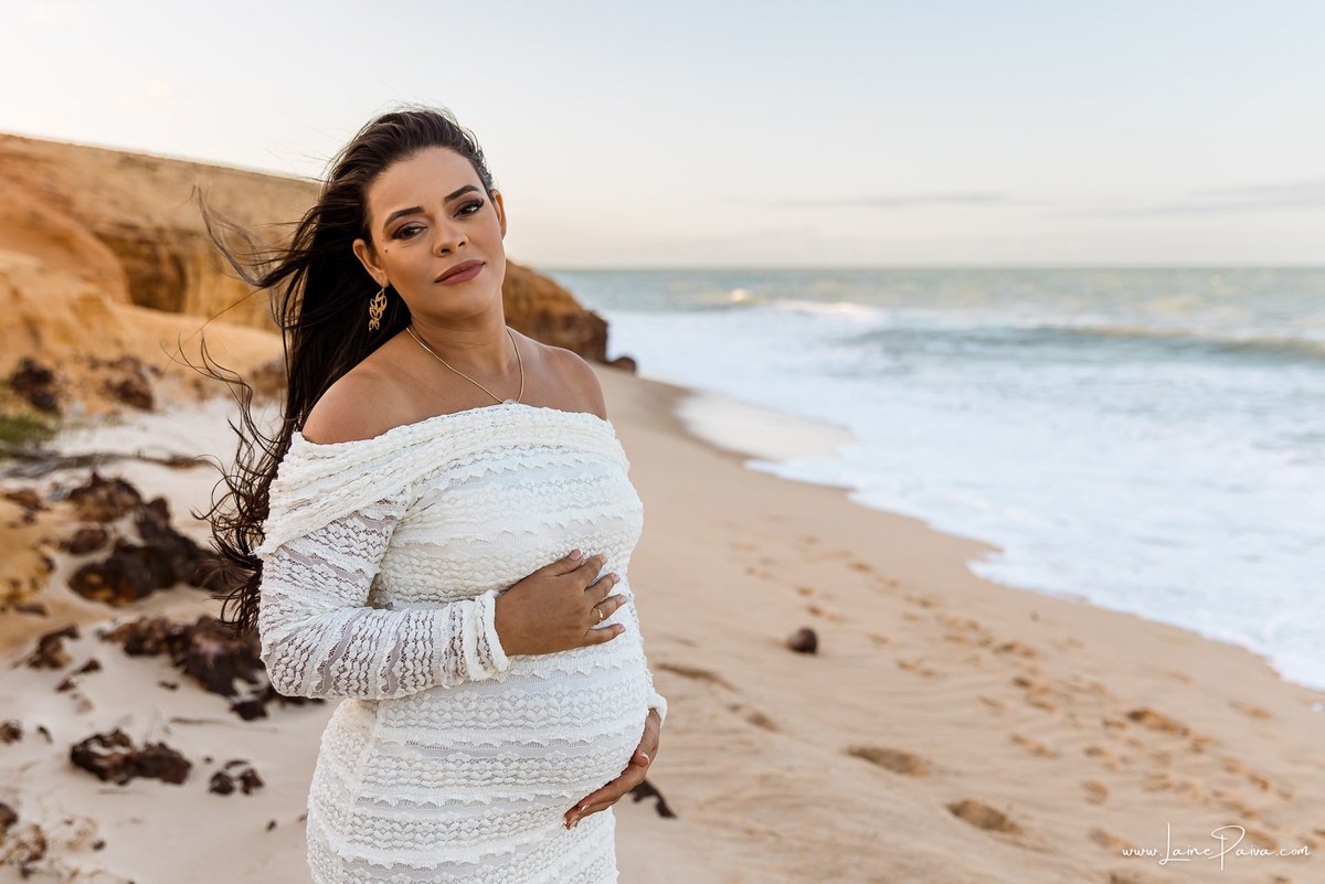 Ensaio de gestante na Praia de Pium, Parnamirim/RN. Camila e Everton vieram do Acre para registrar a espera por Diogo em uma sessão de fotografia de gravidez na praia, ensaio externo de maternidade e fotografia de família.