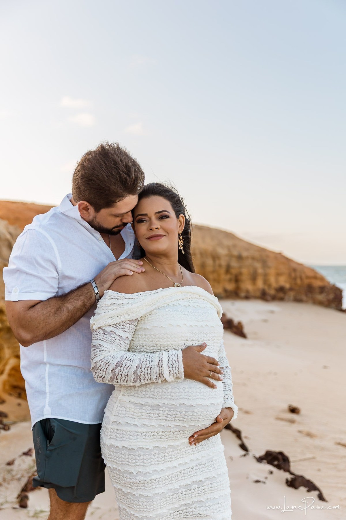 Ensaio de gestante na Praia de Pium, Parnamirim/RN. Camila e Everton vieram do Acre para registrar a espera por Diogo em uma sessão de fotografia de gravidez na praia, ensaio externo de maternidade e fotografia de família.