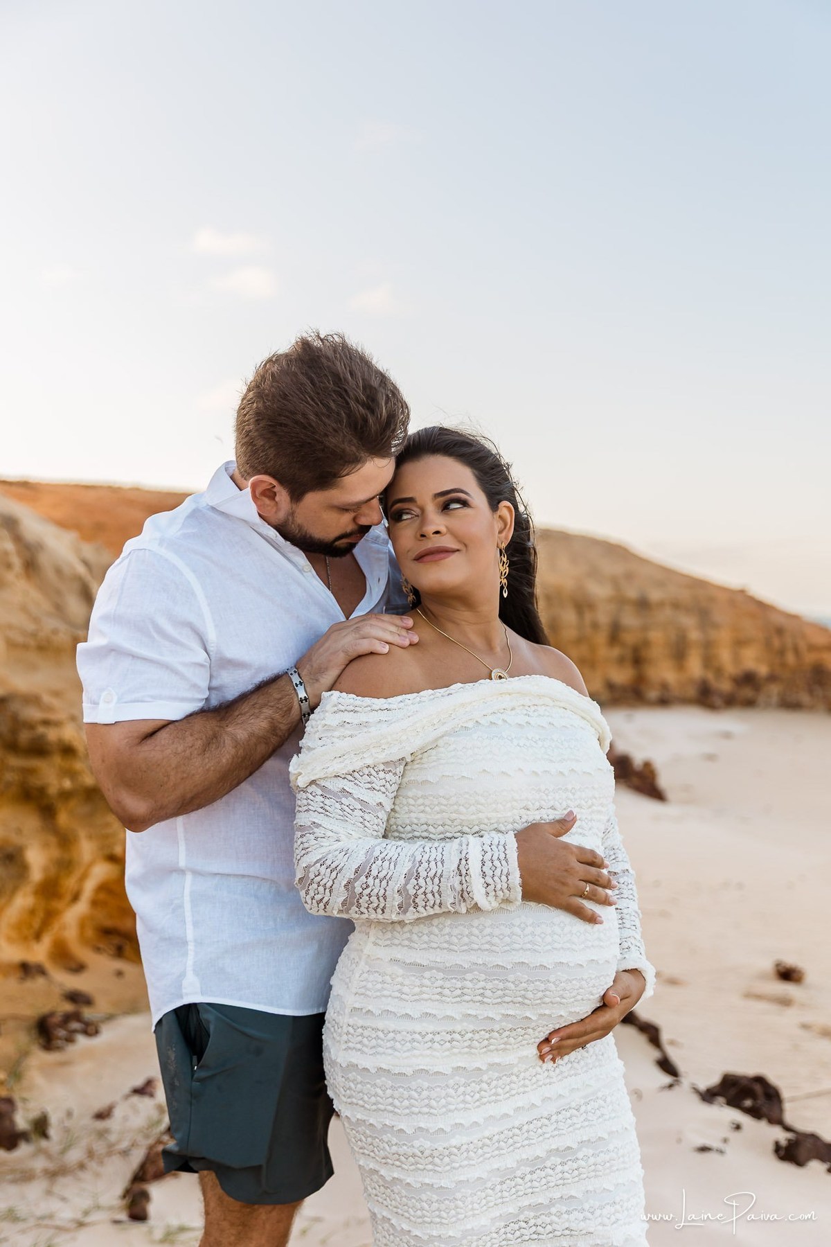 Ensaio de gestante na Praia de Pium, Parnamirim/RN. Camila e Everton vieram do Acre para registrar a espera por Diogo em uma sessão de fotografia de gravidez na praia, ensaio externo de maternidade e fotografia de família.