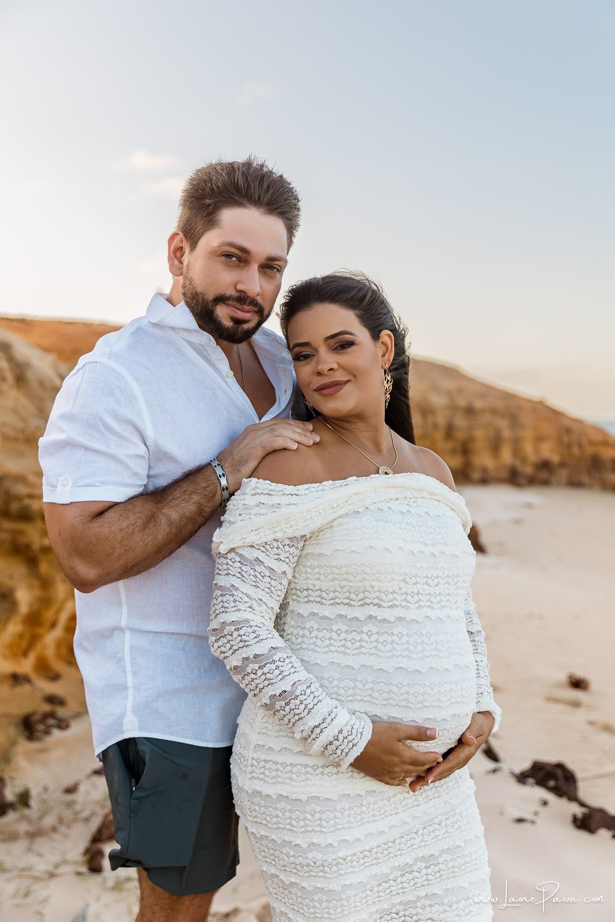 Ensaio de gestante na Praia de Pium, Parnamirim/RN. Camila e Everton vieram do Acre para registrar a espera por Diogo em uma sessão de fotografia de gravidez na praia, ensaio externo de maternidade e fotografia de família.