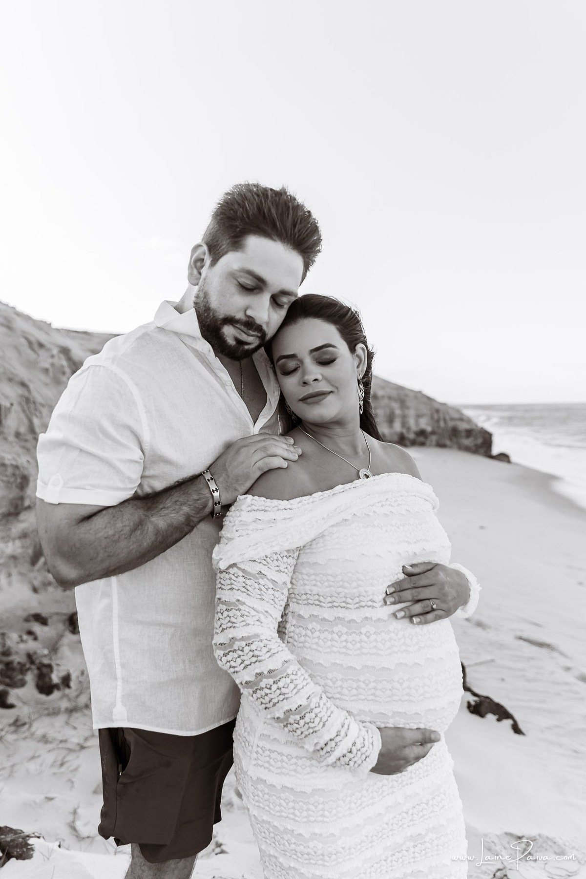 Ensaio de gestante na Praia de Pium, Parnamirim/RN. Camila e Everton vieram do Acre para registrar a espera por Diogo em uma sessão de fotografia de gravidez na praia, ensaio externo de maternidade e fotografia de família.