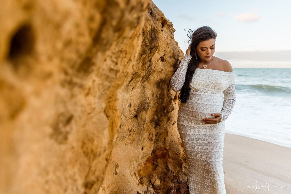 Ensaio de gestante na Praia de Pium, Parnamirim/RN. Camila e Everton vieram do Acre para registrar a espera por Diogo em uma sessão de fotografia de gravidez na praia, ensaio externo de maternidade e fotografia de família.