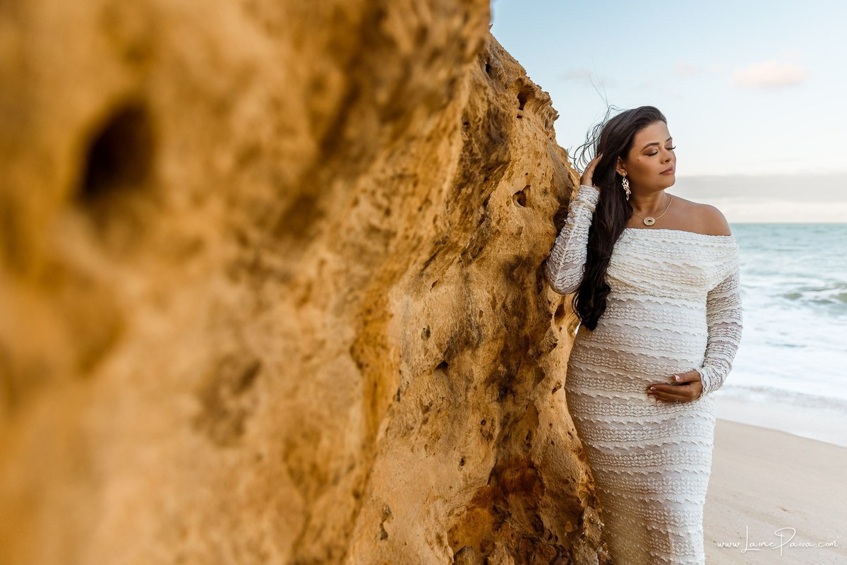 Ensaio de gestante na Praia de Pium, Parnamirim/RN. Camila e Everton vieram do Acre para registrar a espera por Diogo em uma sessão de fotografia de gravidez na praia, ensaio externo de maternidade e fotografia de família.