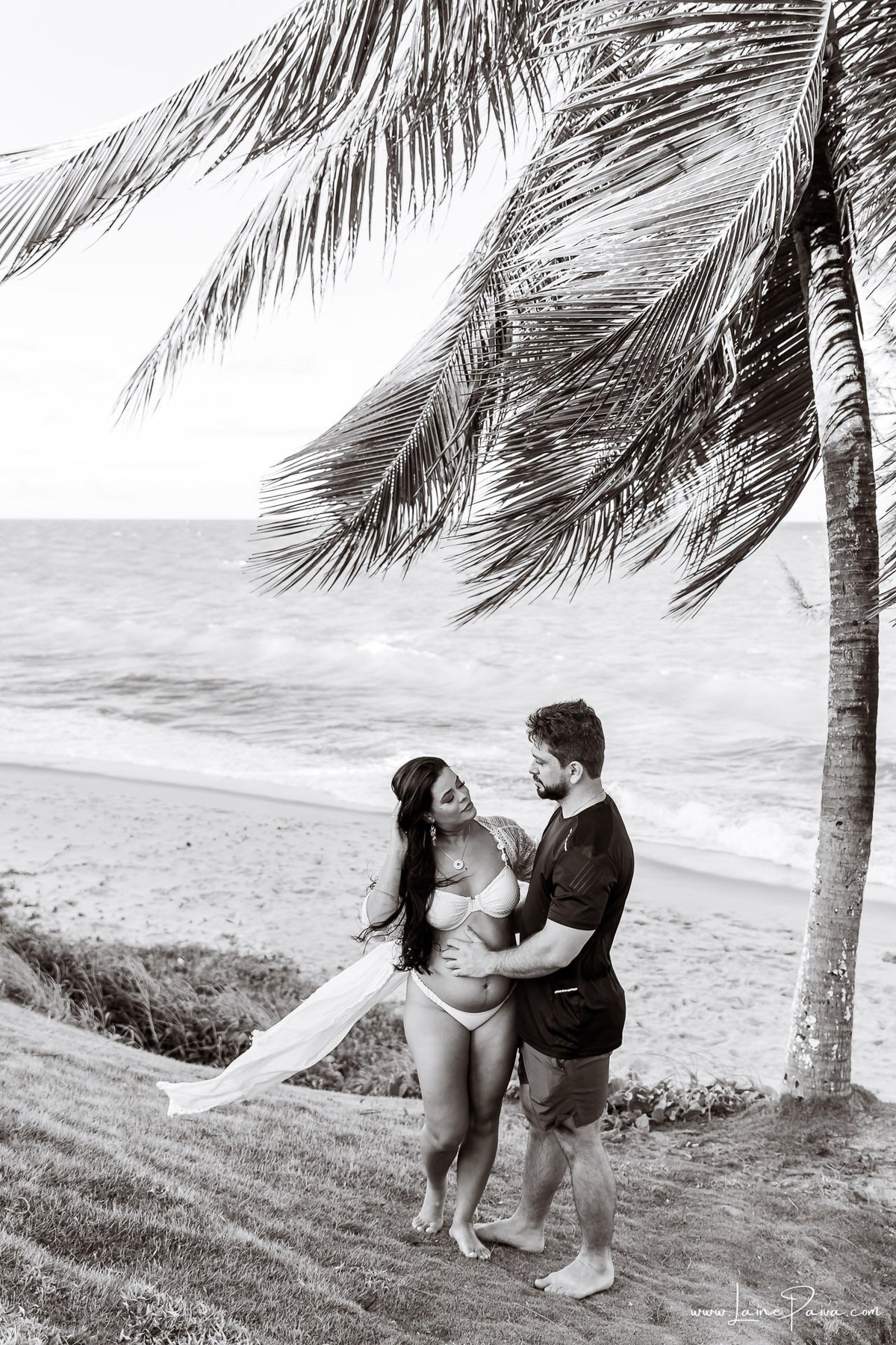 Ensaio de gestante na Praia de Pium, Parnamirim/RN. Camila e Everton vieram do Acre para registrar a espera por Diogo em uma sessão de fotografia de gravidez na praia, ensaio externo de maternidade e fotografia de família.