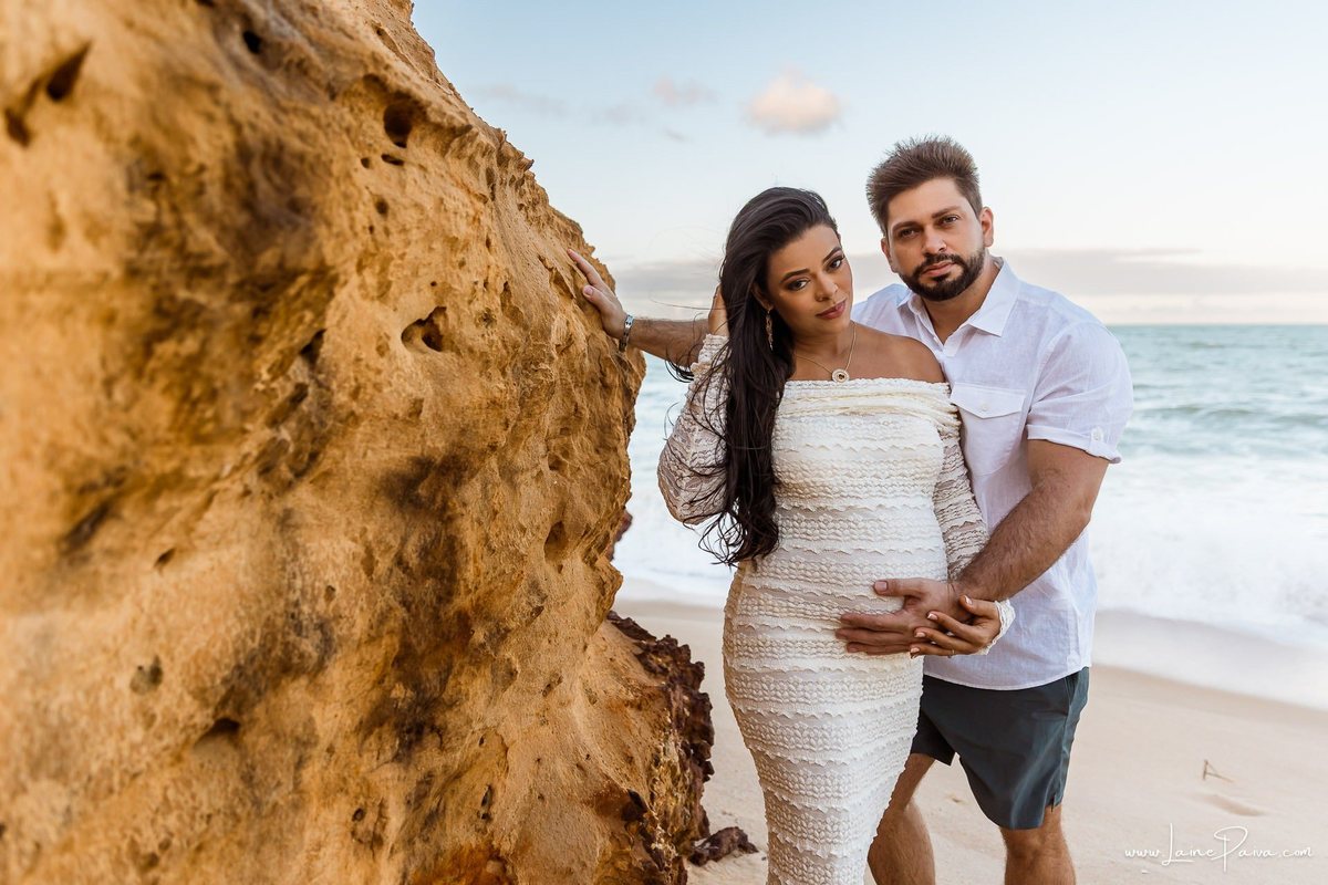 Ensaio de gestante na Praia de Pium, Parnamirim/RN. Camila e Everton vieram do Acre para registrar a espera por Diogo em uma sessão de fotografia de gravidez na praia, ensaio externo de maternidade e fotografia de família.