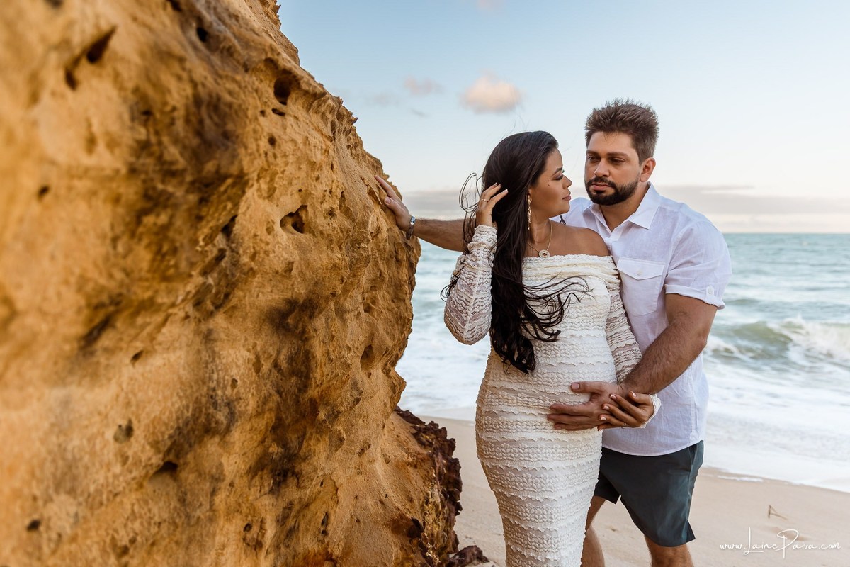 Ensaio de gestante na Praia de Pium, Parnamirim/RN. Camila e Everton vieram do Acre para registrar a espera por Diogo em uma sessão de fotografia de gravidez na praia, ensaio externo de maternidade e fotografia de família.