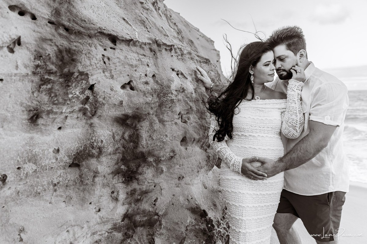 Ensaio de gestante na Praia de Pium, Parnamirim/RN. Camila e Everton vieram do Acre para registrar a espera por Diogo em uma sessão de fotografia de gravidez na praia, ensaio externo de maternidade e fotografia de família.