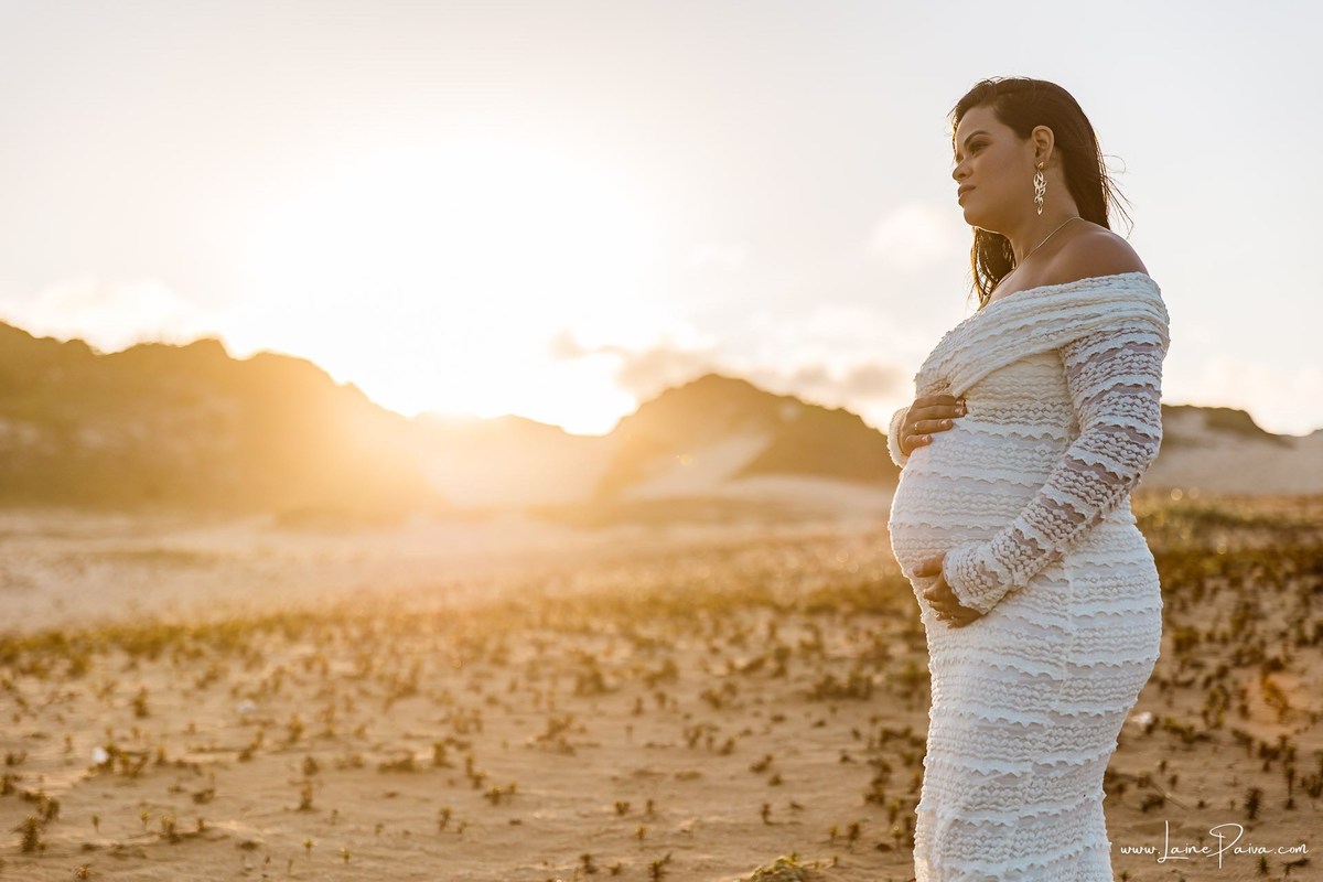 Ensaio de gestante na Praia de Pium, Parnamirim/RN. Camila e Everton vieram do Acre para registrar a espera por Diogo em uma sessão de fotografia de gravidez na praia, ensaio externo de maternidade e fotografia de família.