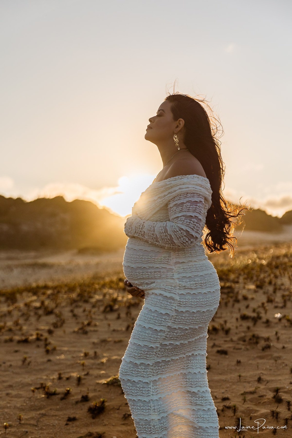 Ensaio de gestante na Praia de Pium, Parnamirim/RN. Camila e Everton vieram do Acre para registrar a espera por Diogo em uma sessão de fotografia de gravidez na praia, ensaio externo de maternidade e fotografia de família.