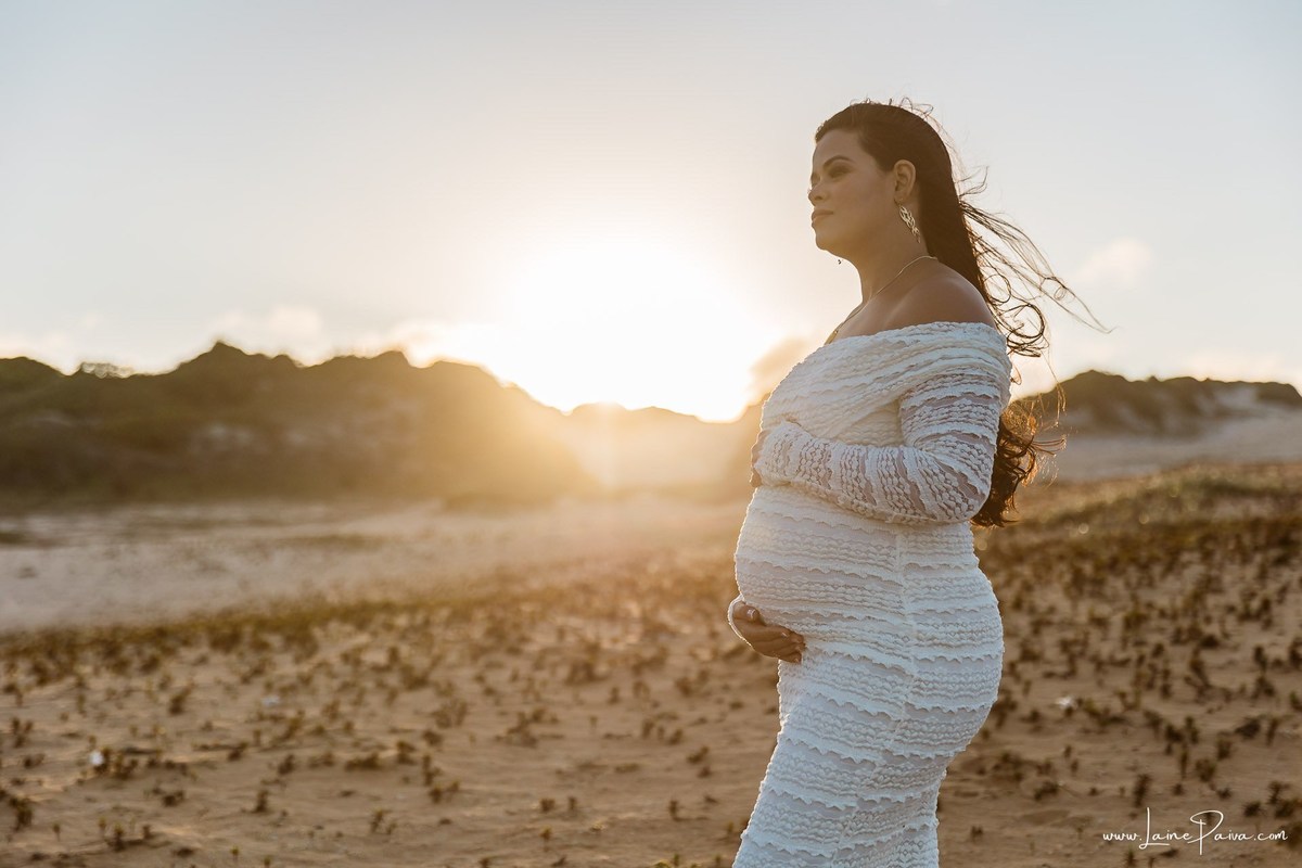 Ensaio de gestante na Praia de Pium, Parnamirim/RN. Camila e Everton vieram do Acre para registrar a espera por Diogo em uma sessão de fotografia de gravidez na praia, ensaio externo de maternidade e fotografia de família.