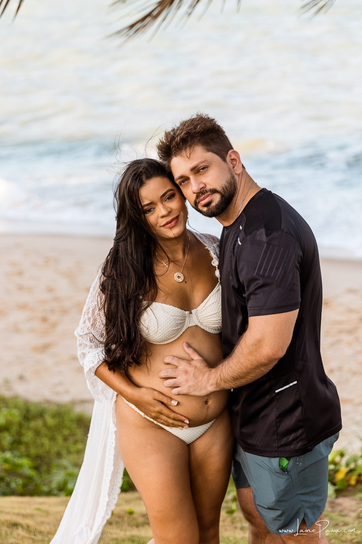 Ensaio de gestante na Praia de Pium, Parnamirim/RN. Camila e Everton vieram do Acre para registrar a espera por Diogo em uma sessão de fotografia de gravidez na praia, ensaio externo de maternidade e fotografia de família.