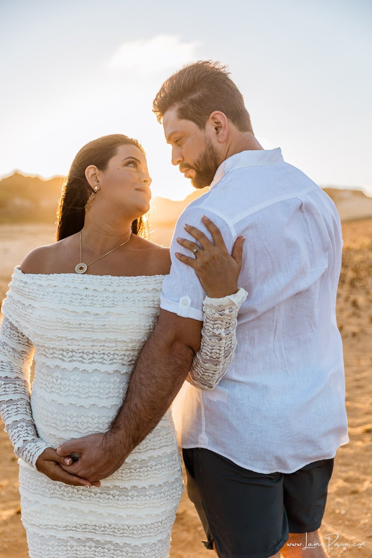 Ensaio de gestante na Praia de Pium, Parnamirim/RN. Camila e Everton vieram do Acre para registrar a espera por Diogo em uma sessão de fotografia de gravidez na praia, ensaio externo de maternidade e fotografia de família.