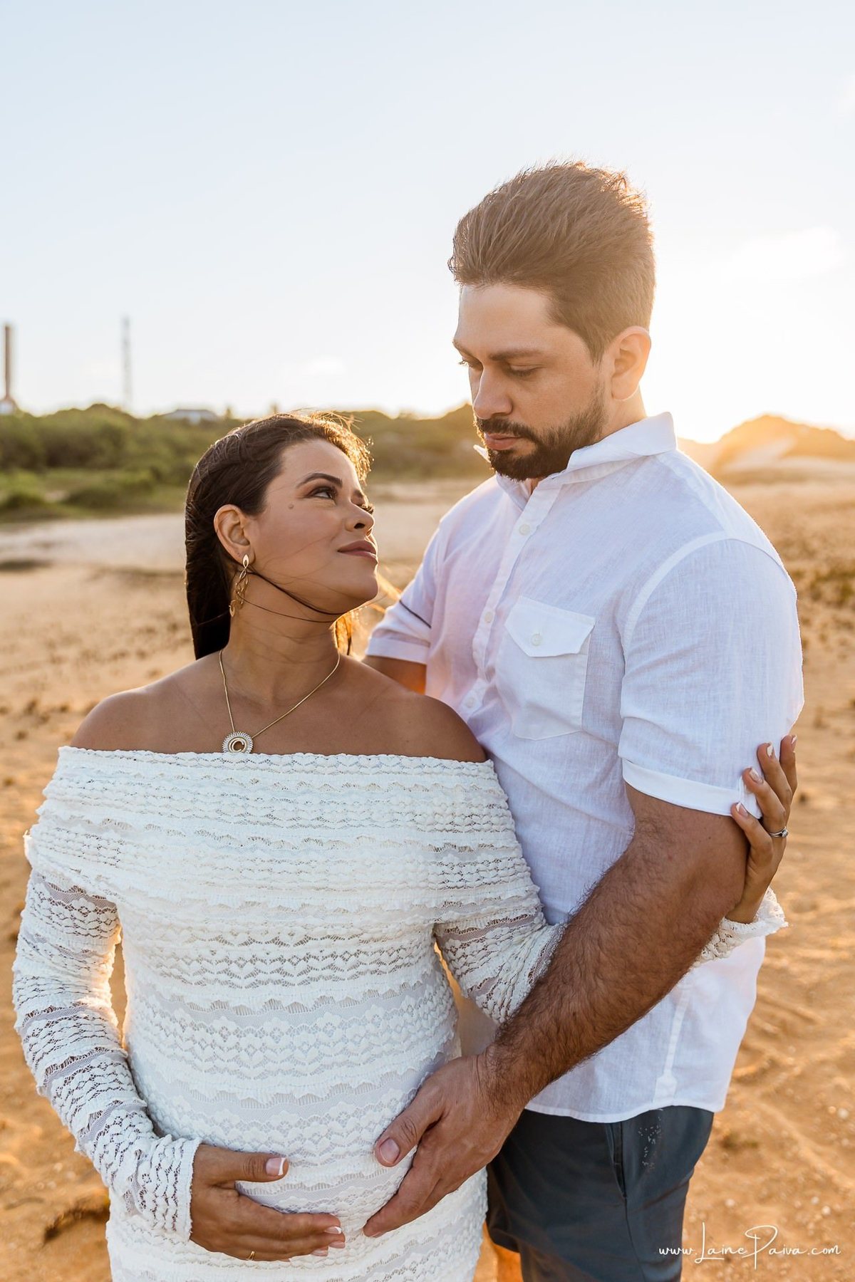 Ensaio de gestante na Praia de Pium, Parnamirim/RN. Camila e Everton vieram do Acre para registrar a espera por Diogo em uma sessão de fotografia de gravidez na praia, ensaio externo de maternidade e fotografia de família.