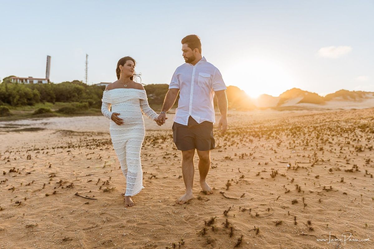 Ensaio de gestante na Praia de Pium, Parnamirim/RN. Camila e Everton vieram do Acre para registrar a espera por Diogo em uma sessão de fotografia de gravidez na praia, ensaio externo de maternidade e fotografia de família.
