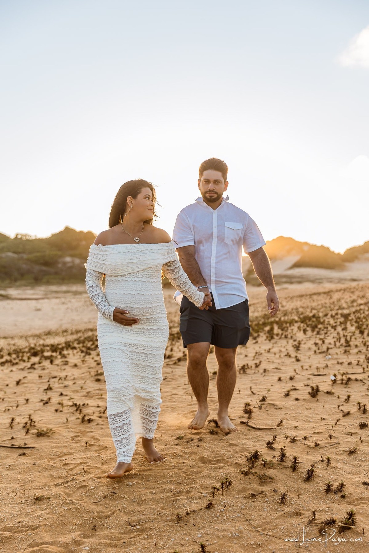 Ensaio de gestante na Praia de Pium, Parnamirim/RN. Camila e Everton vieram do Acre para registrar a espera por Diogo em uma sessão de fotografia de gravidez na praia, ensaio externo de maternidade e fotografia de família.
