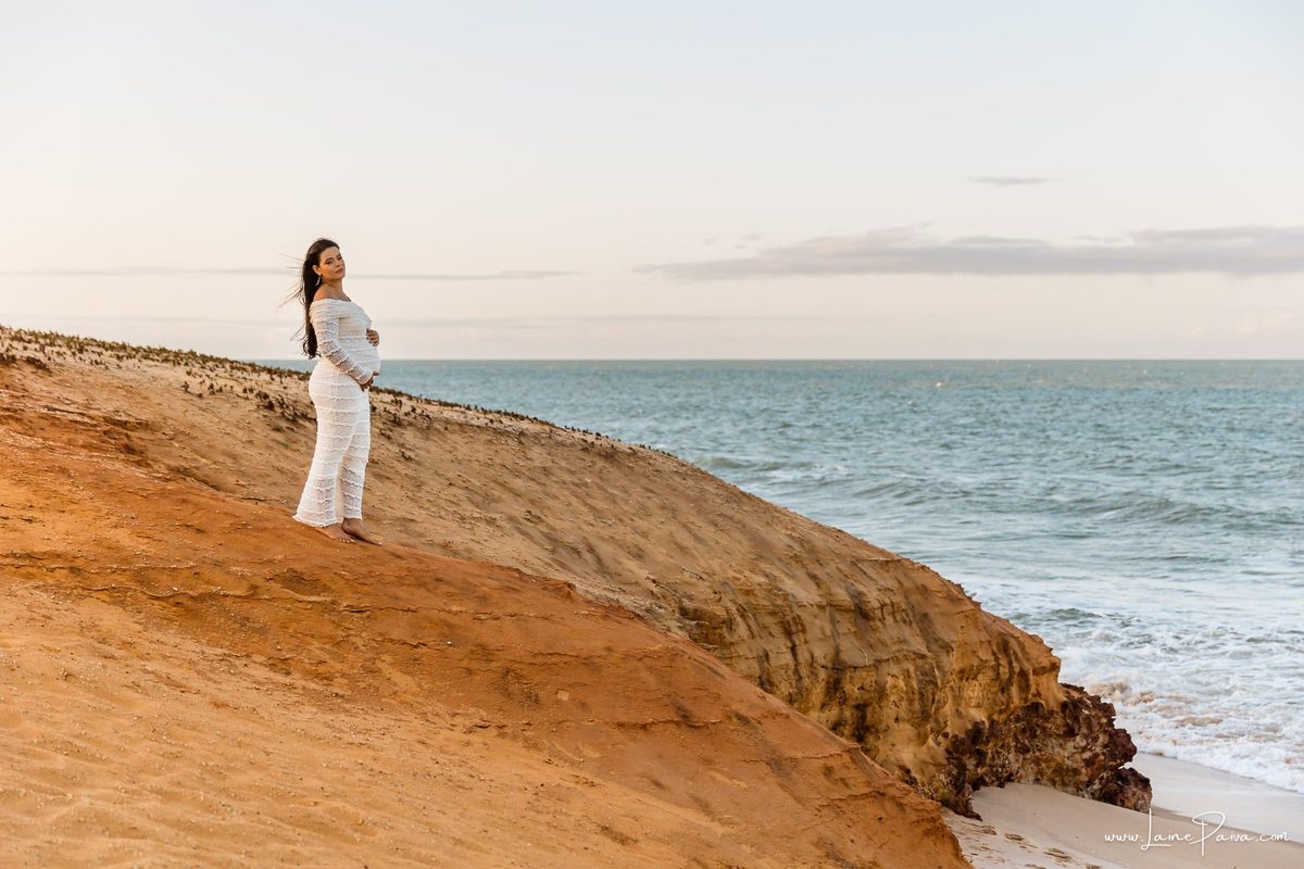 Ensaio de gestante na Praia de Pium, Parnamirim/RN. Camila e Everton vieram do Acre para registrar a espera por Diogo em uma sessão de fotografia de gravidez na praia, ensaio externo de maternidade e fotografia de família.