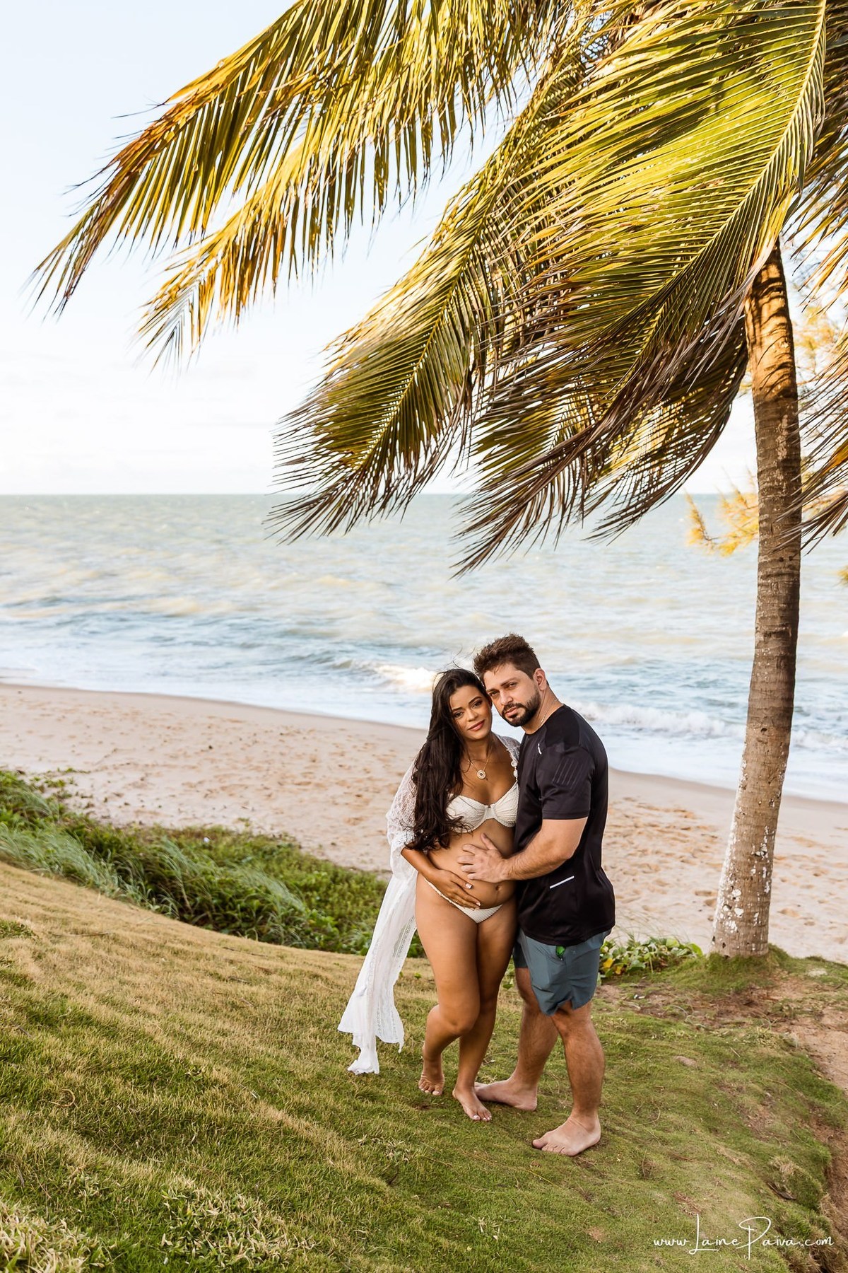 Ensaio de gestante na Praia de Pium, Parnamirim/RN. Camila e Everton vieram do Acre para registrar a espera por Diogo em uma sessão de fotografia de gravidez na praia, ensaio externo de maternidade e fotografia de família.