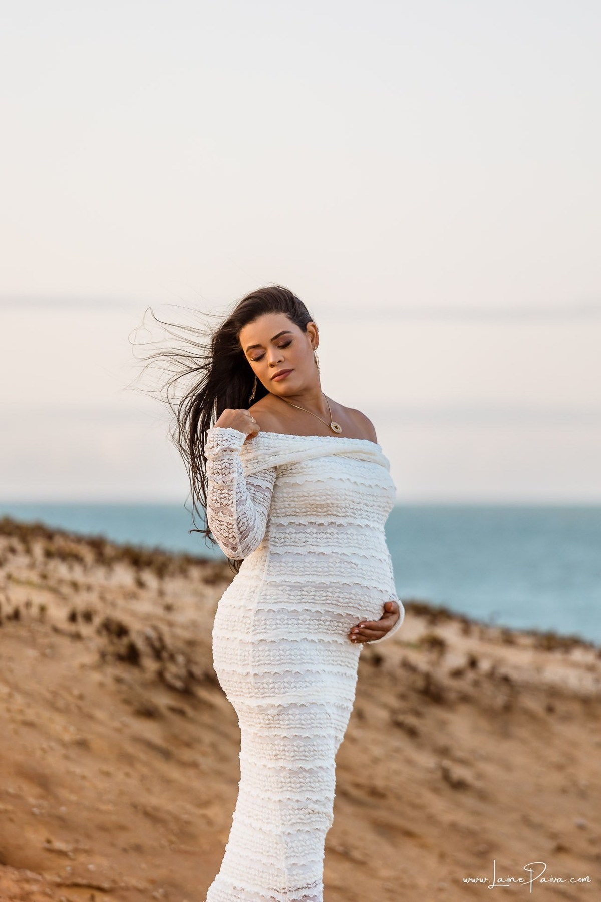 Ensaio de gestante na Praia de Pium, Parnamirim/RN. Camila e Everton vieram do Acre para registrar a espera por Diogo em uma sessão de fotografia de gravidez na praia, ensaio externo de maternidade e fotografia de família.