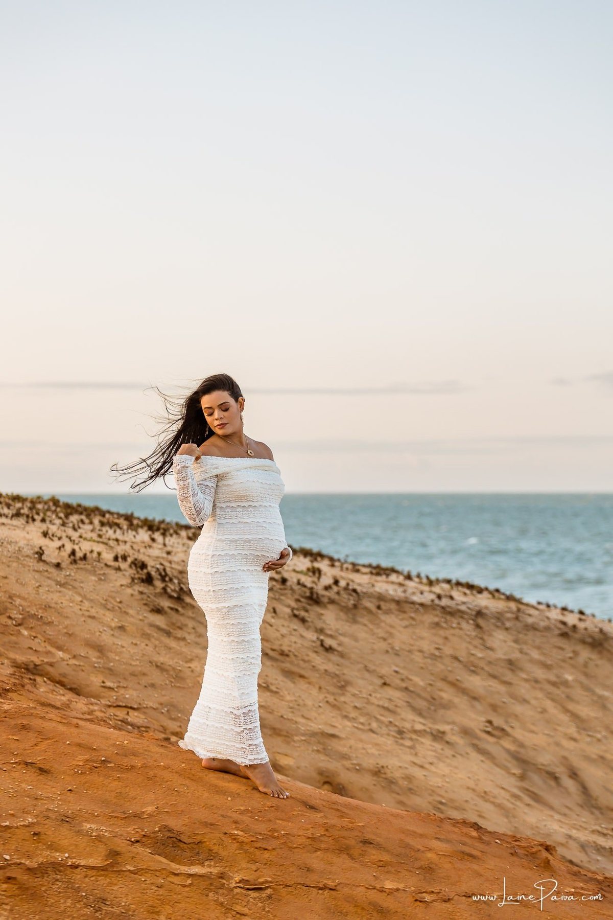 Ensaio de gestante na Praia de Pium, Parnamirim/RN. Camila e Everton vieram do Acre para registrar a espera por Diogo em uma sessão de fotografia de gravidez na praia, ensaio externo de maternidade e fotografia de família.