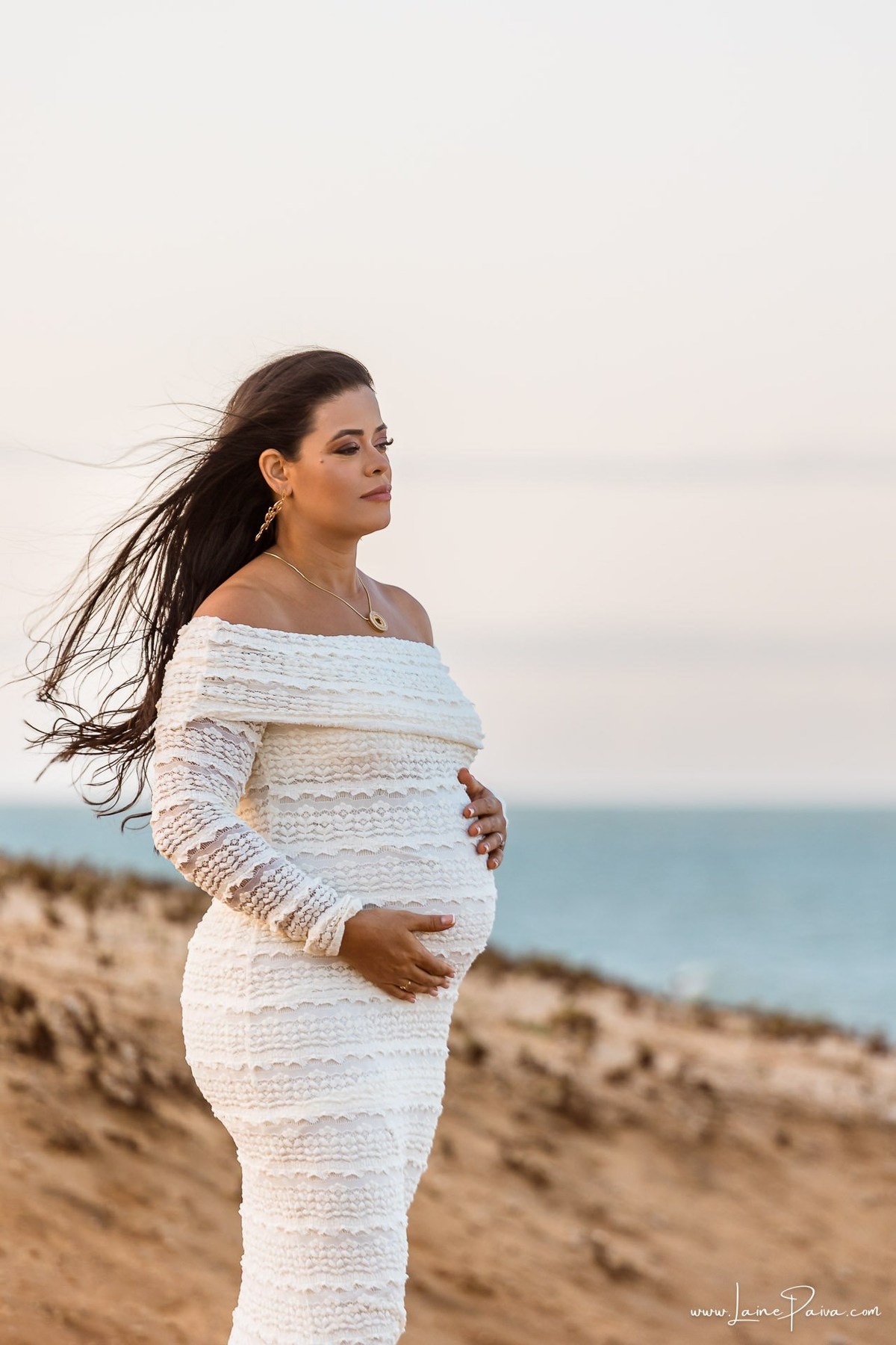 Ensaio de gestante na Praia de Pium, Parnamirim/RN. Camila e Everton vieram do Acre para registrar a espera por Diogo em uma sessão de fotografia de gravidez na praia, ensaio externo de maternidade e fotografia de família.