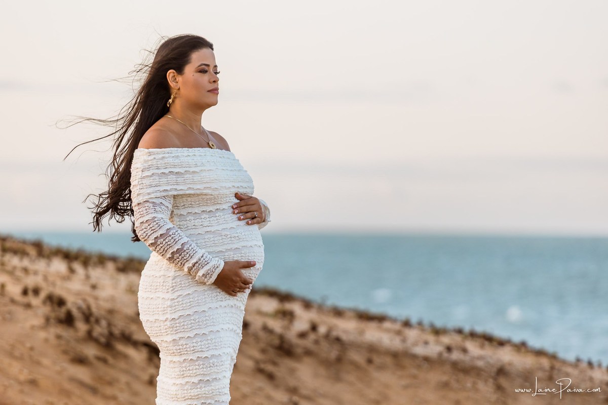 Ensaio de gestante na Praia de Pium, Parnamirim/RN. Camila e Everton vieram do Acre para registrar a espera por Diogo em uma sessão de fotografia de gravidez na praia, ensaio externo de maternidade e fotografia de família.