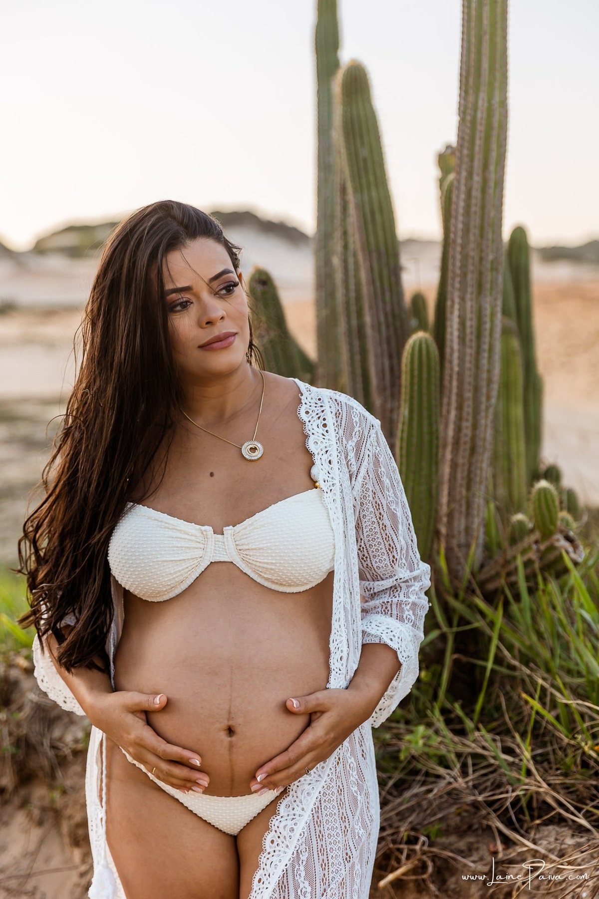 Ensaio de gestante na Praia de Pium, Parnamirim/RN. Camila e Everton vieram do Acre para registrar a espera por Diogo em uma sessão de fotografia de gravidez na praia, ensaio externo de maternidade e fotografia de família.