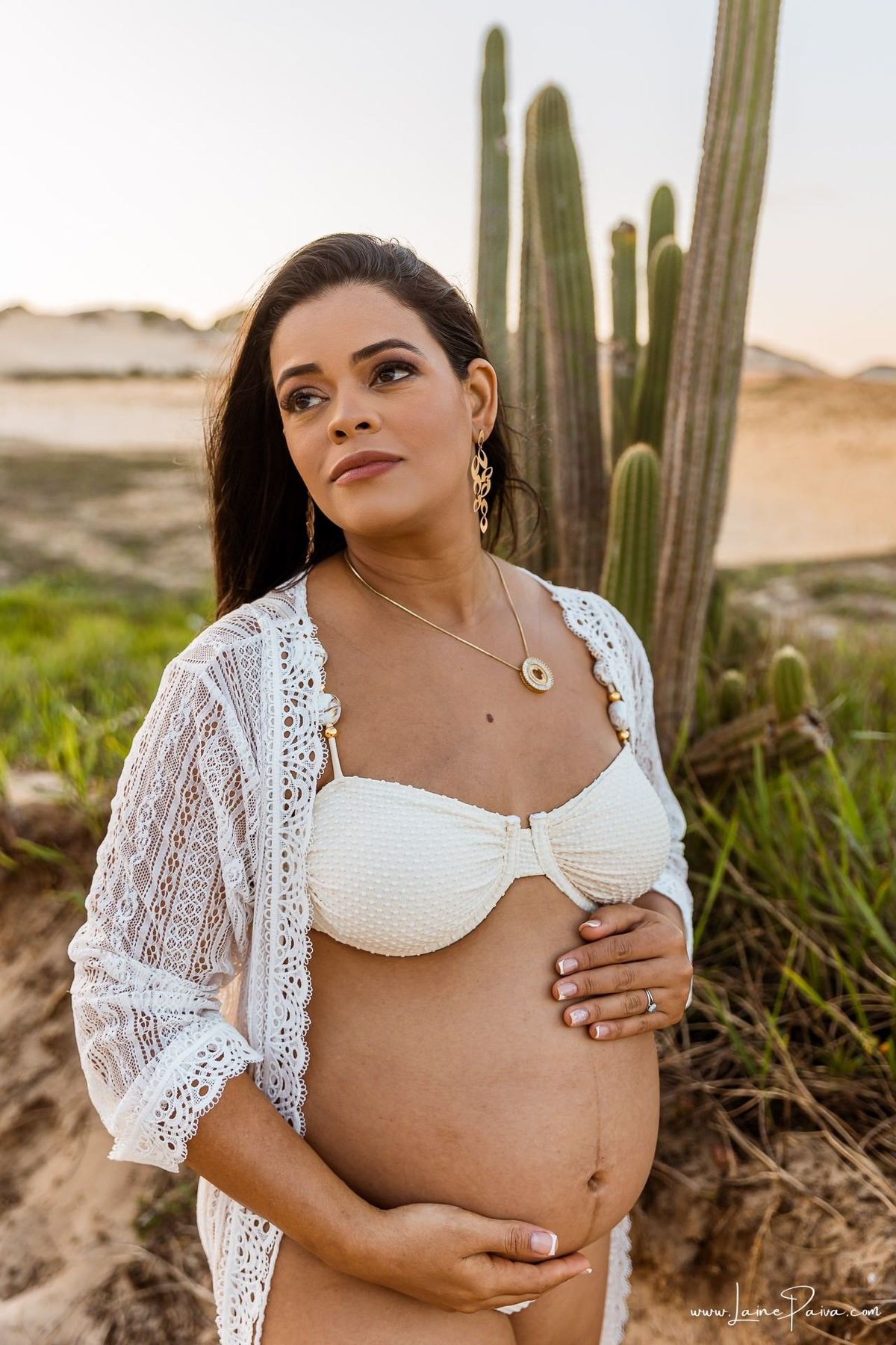 Ensaio de gestante na Praia de Pium, Parnamirim/RN. Camila e Everton vieram do Acre para registrar a espera por Diogo em uma sessão de fotografia de gravidez na praia, ensaio externo de maternidade e fotografia de família.