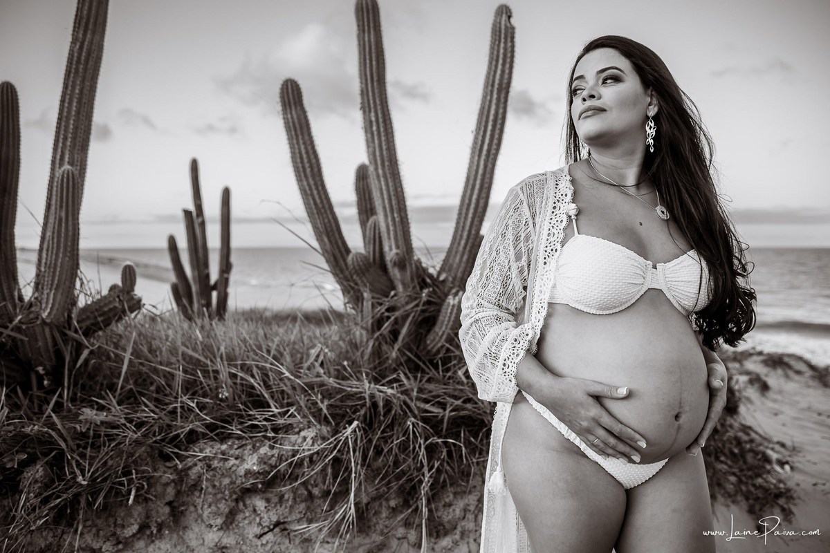Ensaio de gestante na Praia de Pium, Parnamirim/RN. Camila e Everton vieram do Acre para registrar a espera por Diogo em uma sessão de fotografia de gravidez na praia, ensaio externo de maternidade e fotografia de família.