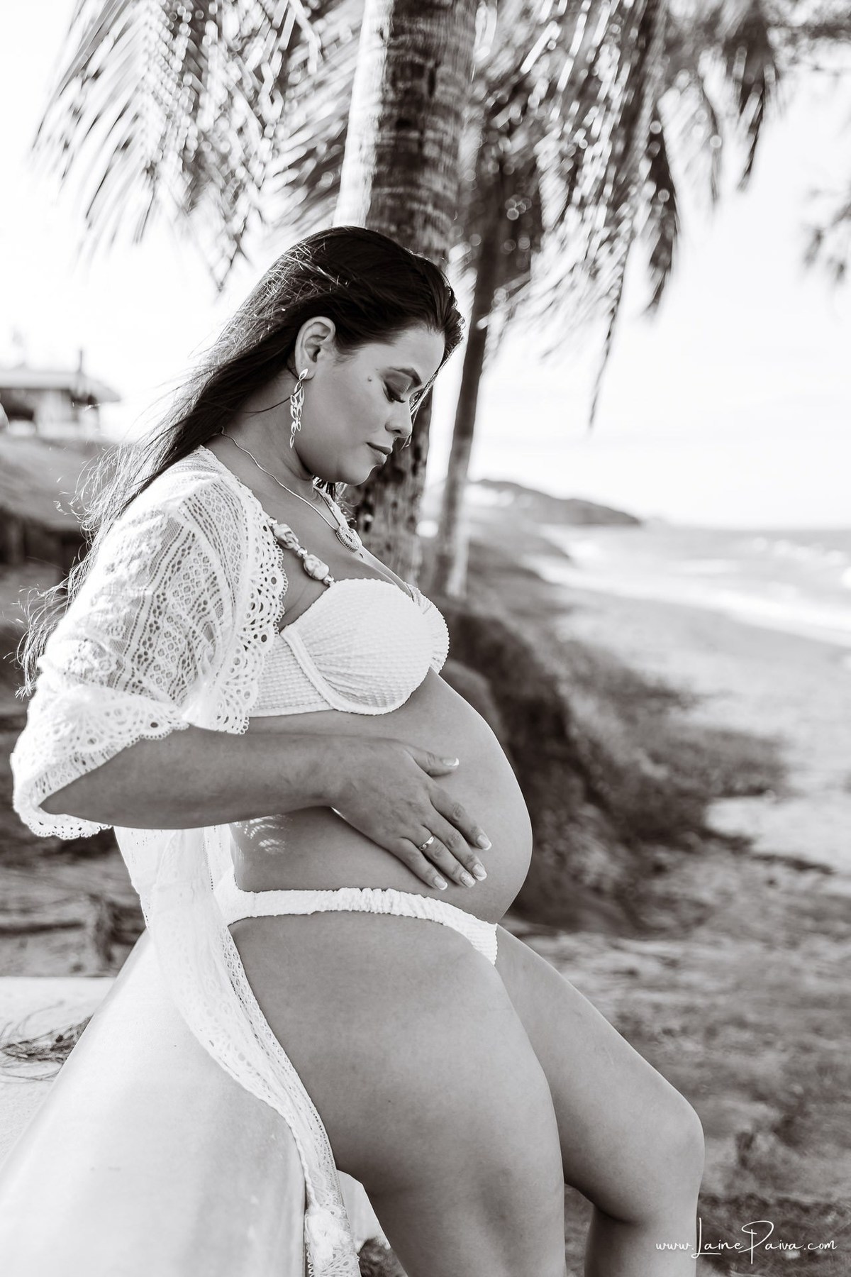 Ensaio de gestante na Praia de Pium, Parnamirim/RN. Camila e Everton vieram do Acre para registrar a espera por Diogo em uma sessão de fotografia de gravidez na praia, ensaio externo de maternidade e fotografia de família.
