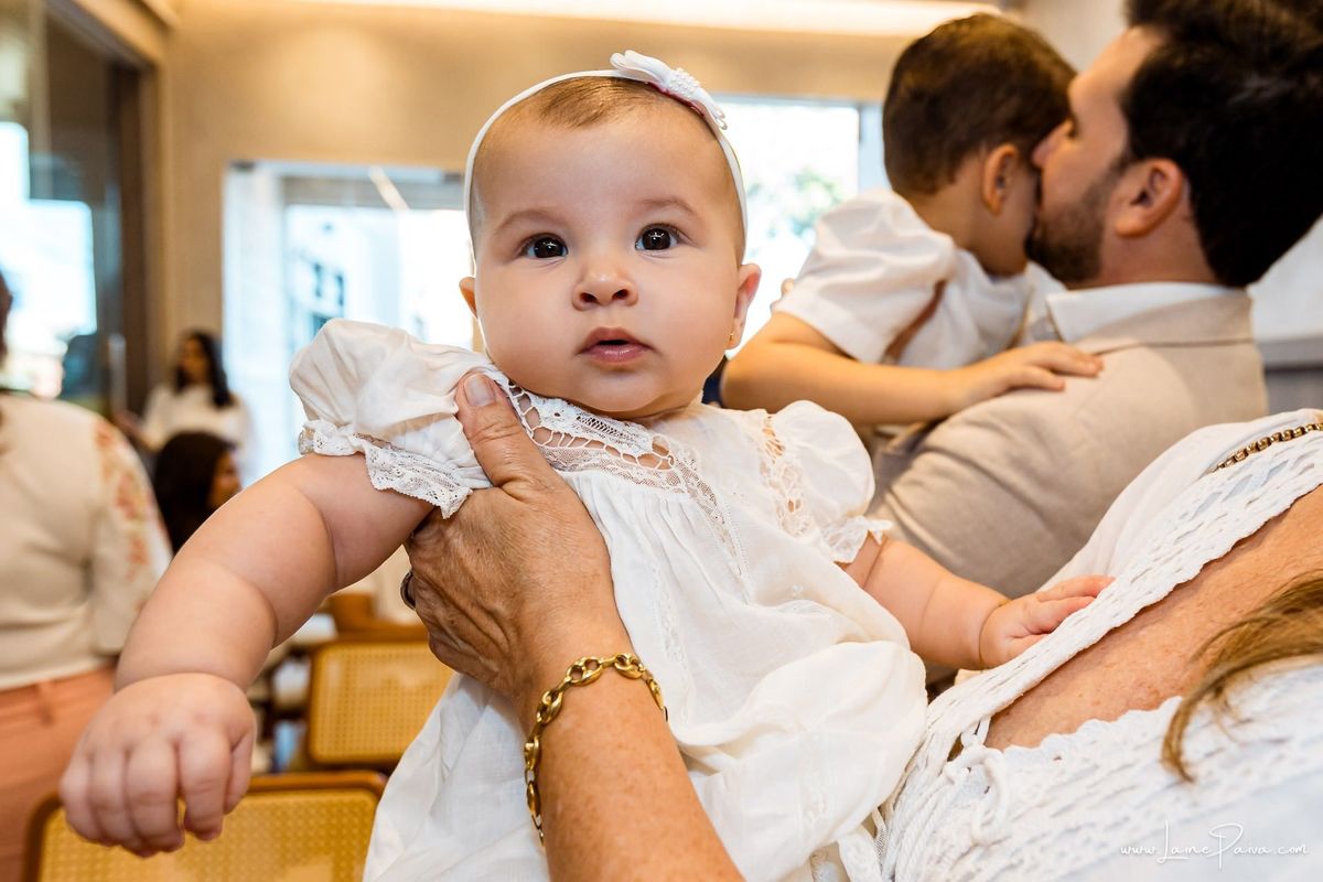 Fotografia de batizado em Natal RN, registro documental e fotografia de família. Batismo de Eliza na Paróquia São José de Anchieta, Lagoa Nova. Fotógrafa de batizado em Natal para registrar momentos de fé, emoção e amor.