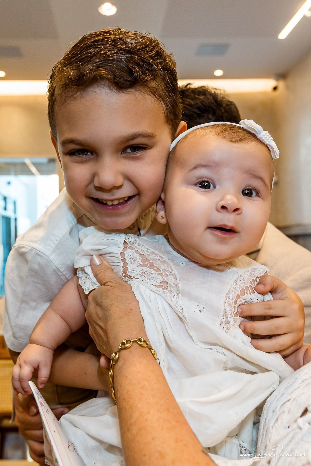 Fotografia de batizado em Natal RN, registro documental e fotografia de família. Batismo de Eliza na Paróquia São José de Anchieta, Lagoa Nova. Fotógrafa de batizado em Natal para registrar momentos de fé, emoção e amor.