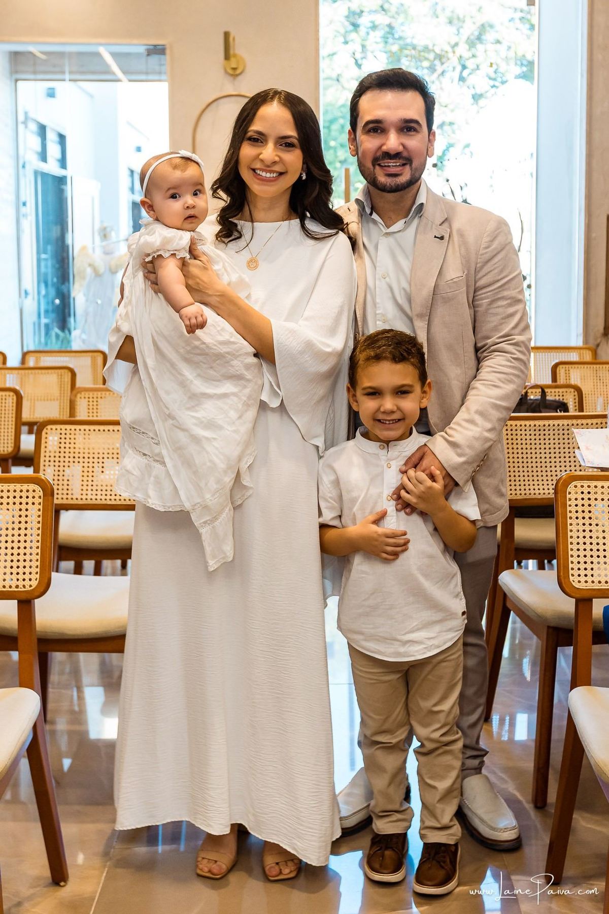 Fotografia de batizado em Natal RN, registro documental e fotografia de família. Batismo de Eliza na Paróquia São José de Anchieta, Lagoa Nova. Fotógrafa de batizado em Natal para registrar momentos de fé, emoção e amor.