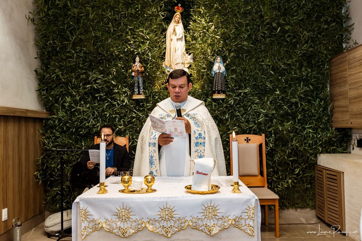 Fotografia de batizado em Natal RN, registro documental e fotografia de família. Batismo de Eliza na Paróquia São José de Anchieta, Lagoa Nova. Fotógrafa de batizado em Natal para registrar momentos de fé, emoção e amor.