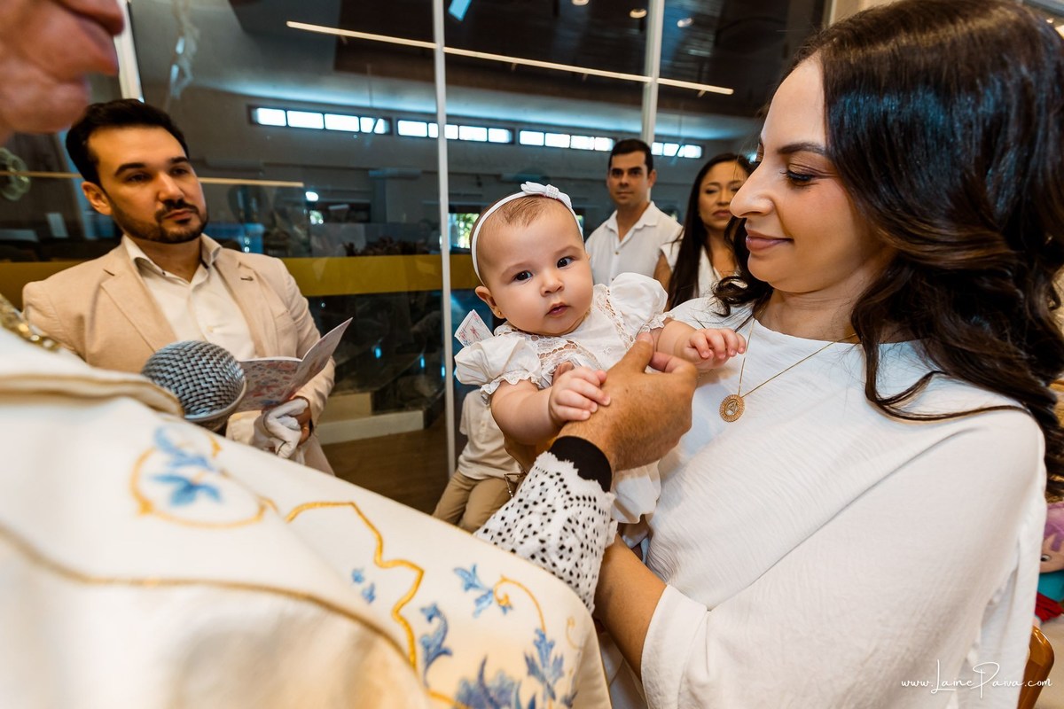 Fotografia de batizado em Natal RN, registro documental e fotografia de família. Batismo de Eliza na Paróquia São José de Anchieta, Lagoa Nova. Fotógrafa de batizado em Natal para registrar momentos de fé, emoção e amor.