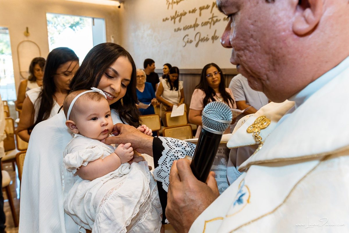 Fotografia de batizado em Natal RN, registro documental e fotografia de família. Batismo de Eliza na Paróquia São José de Anchieta, Lagoa Nova. Fotógrafa de batizado em Natal para registrar momentos de fé, emoção e amor.
