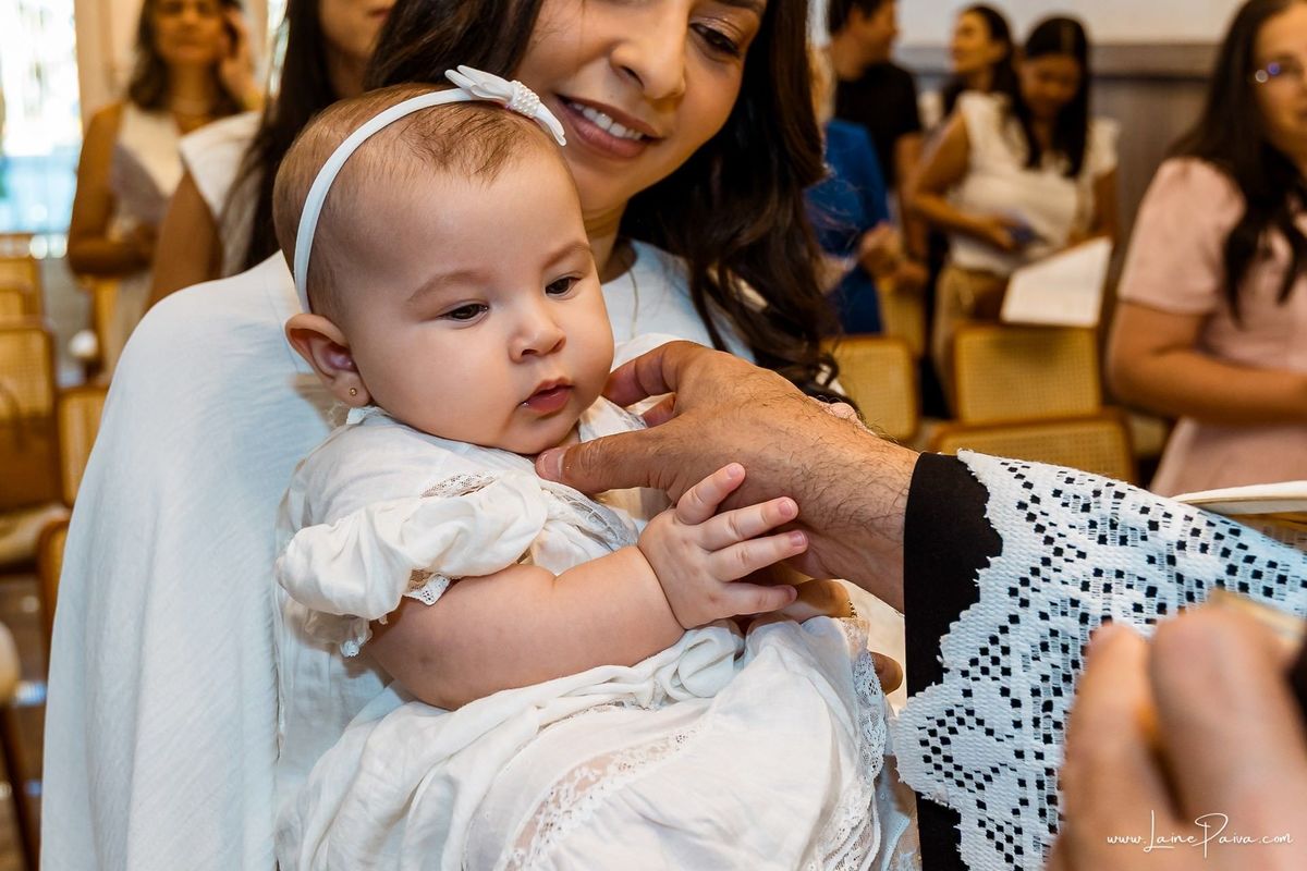 Fotografia de batizado em Natal RN, registro documental e fotografia de família. Batismo de Eliza na Paróquia São José de Anchieta, Lagoa Nova. Fotógrafa de batizado em Natal para registrar momentos de fé, emoção e amor.
