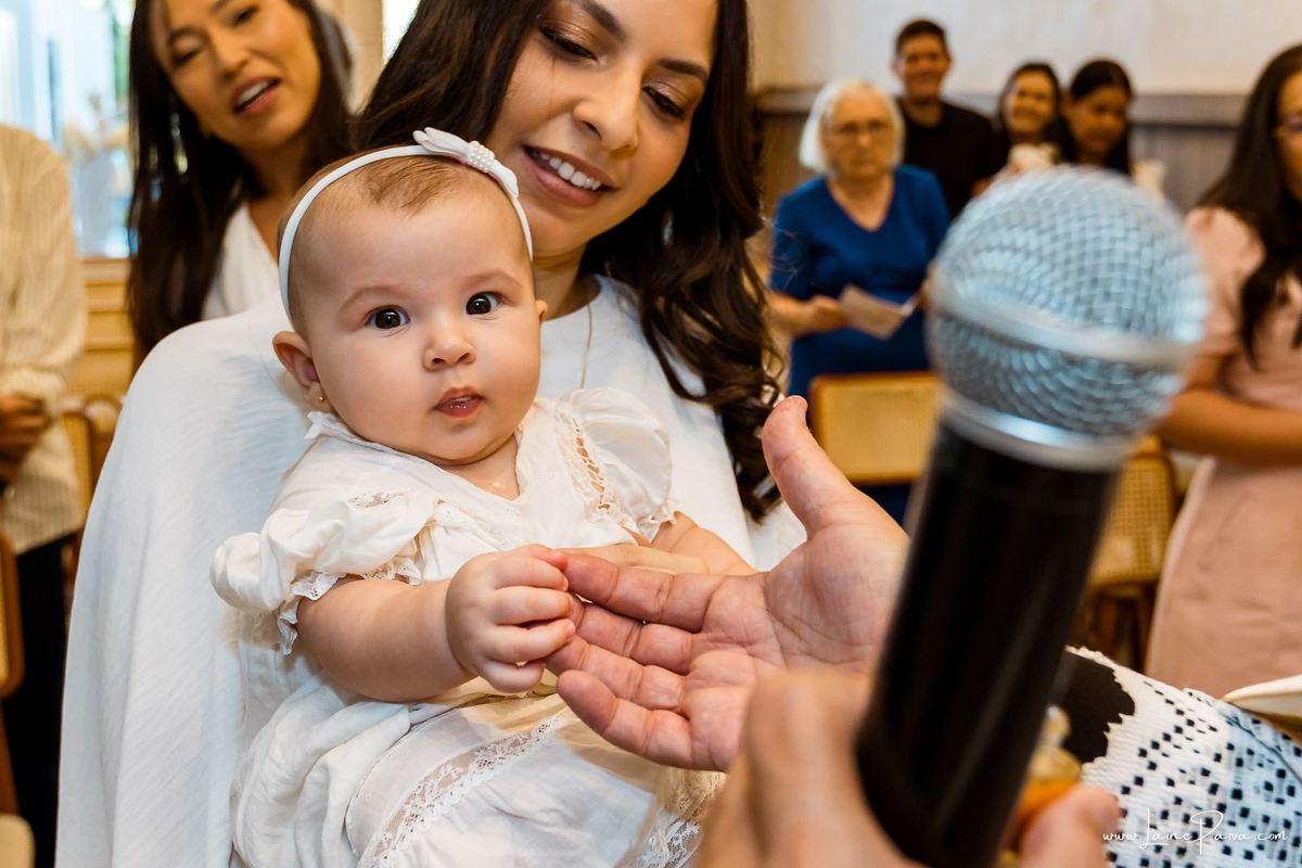Fotografia de batizado em Natal RN, registro documental e fotografia de família. Batismo de Eliza na Paróquia São José de Anchieta, Lagoa Nova. Fotógrafa de batizado em Natal para registrar momentos de fé, emoção e amor.