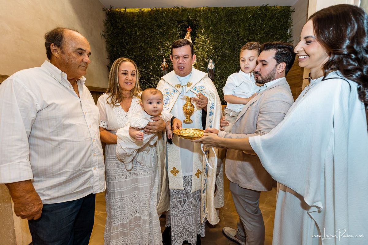 Fotografia de batizado em Natal RN, registro documental e fotografia de família. Batismo de Eliza na Paróquia São José de Anchieta, Lagoa Nova. Fotógrafa de batizado em Natal para registrar momentos de fé, emoção e amor.
