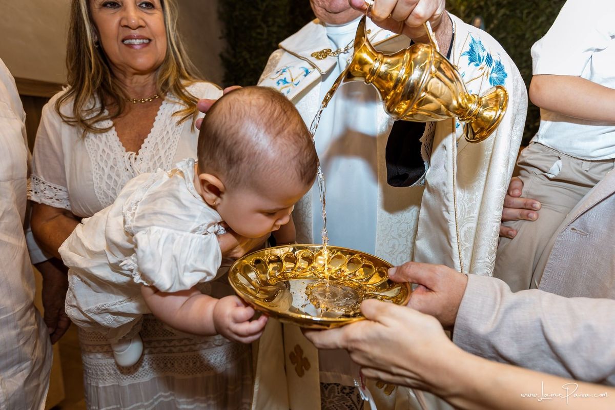 Fotografia de batizado em Natal RN, registro documental e fotografia de família. Batismo de Eliza na Paróquia São José de Anchieta, Lagoa Nova. Fotógrafa de batizado em Natal para registrar momentos de fé, emoção e amor.