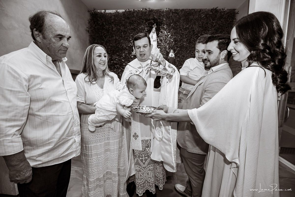 Fotografia de batizado em Natal RN, registro documental e fotografia de família. Batismo de Eliza na Paróquia São José de Anchieta, Lagoa Nova. Fotógrafa de batizado em Natal para registrar momentos de fé, emoção e amor.