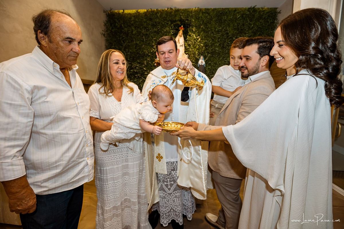 Fotografia de batizado em Natal RN, registro documental e fotografia de família. Batismo de Eliza na Paróquia São José de Anchieta, Lagoa Nova. Fotógrafa de batizado em Natal para registrar momentos de fé, emoção e amor.