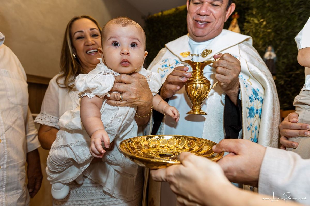 Fotografia de batizado em Natal RN, registro documental e fotografia de família. Batismo de Eliza na Paróquia São José de Anchieta, Lagoa Nova. Fotógrafa de batizado em Natal para registrar momentos de fé, emoção e amor.