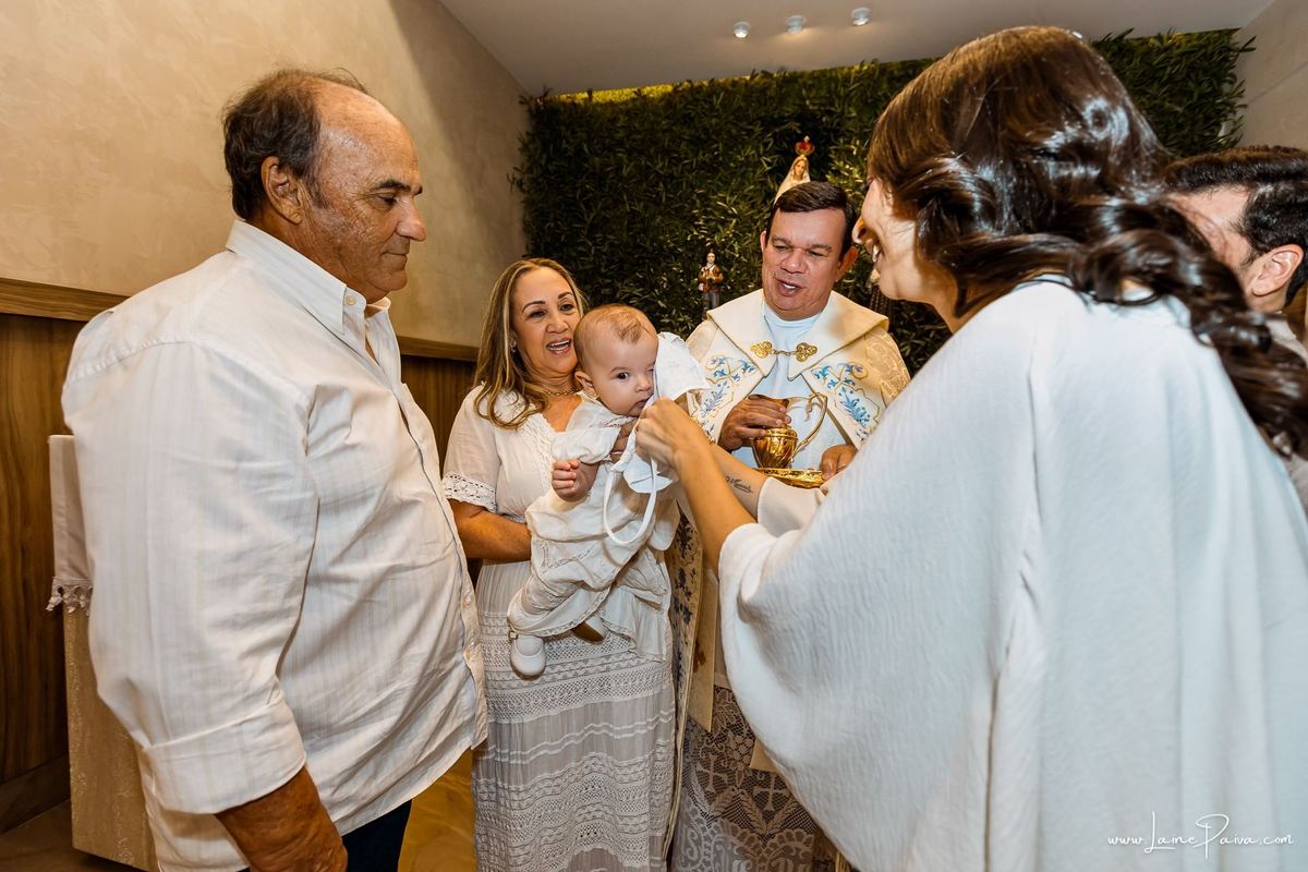Fotografia de batizado em Natal RN, registro documental e fotografia de família. Batismo de Eliza na Paróquia São José de Anchieta, Lagoa Nova. Fotógrafa de batizado em Natal para registrar momentos de fé, emoção e amor.