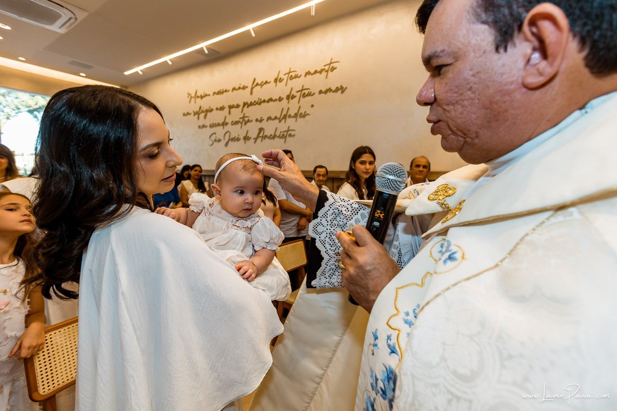 Fotografia de batizado em Natal RN, registro documental e fotografia de família. Batismo de Eliza na Paróquia São José de Anchieta, Lagoa Nova. Fotógrafa de batizado em Natal para registrar momentos de fé, emoção e amor.
